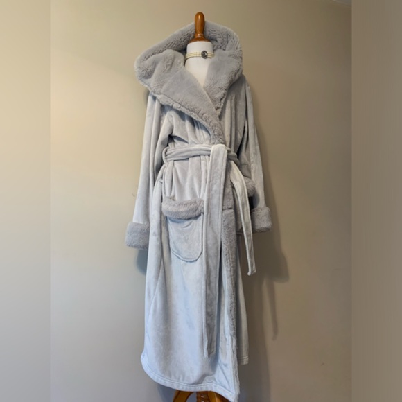 POTTERY BARN ladies 100% poly hooded robe in pewter gray color Size Medi… - Picture 1 of 14